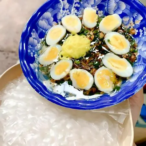 Hình ảnh Bánh tráng chấm mỡ hành bơ + sốt trứng cút