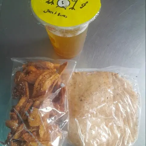 Hình ảnh combo.chuối sấy +bánh tráng xike+trà tắc ly siêu  to