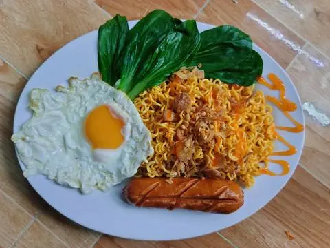 Hình ảnh Mì xào trứng xúc xích