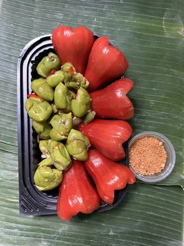 Hình ảnh Mận đỏ mix cà na dập muối ớt siêu cay