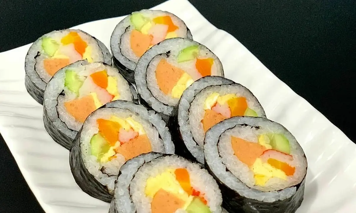 Hình ảnh cơm cuộn xúc xích phô mai 