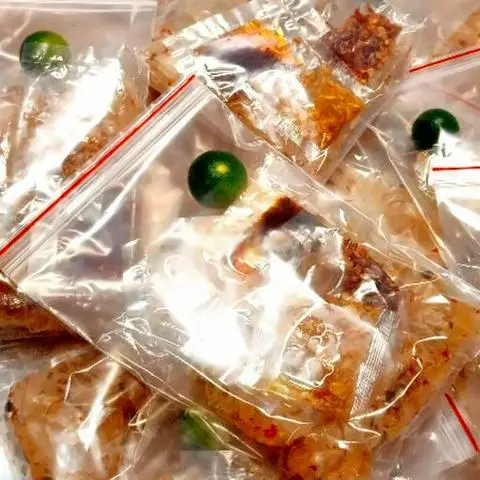 Hình ảnh Bánh tráng sợi dẻo trộn sate tỏi