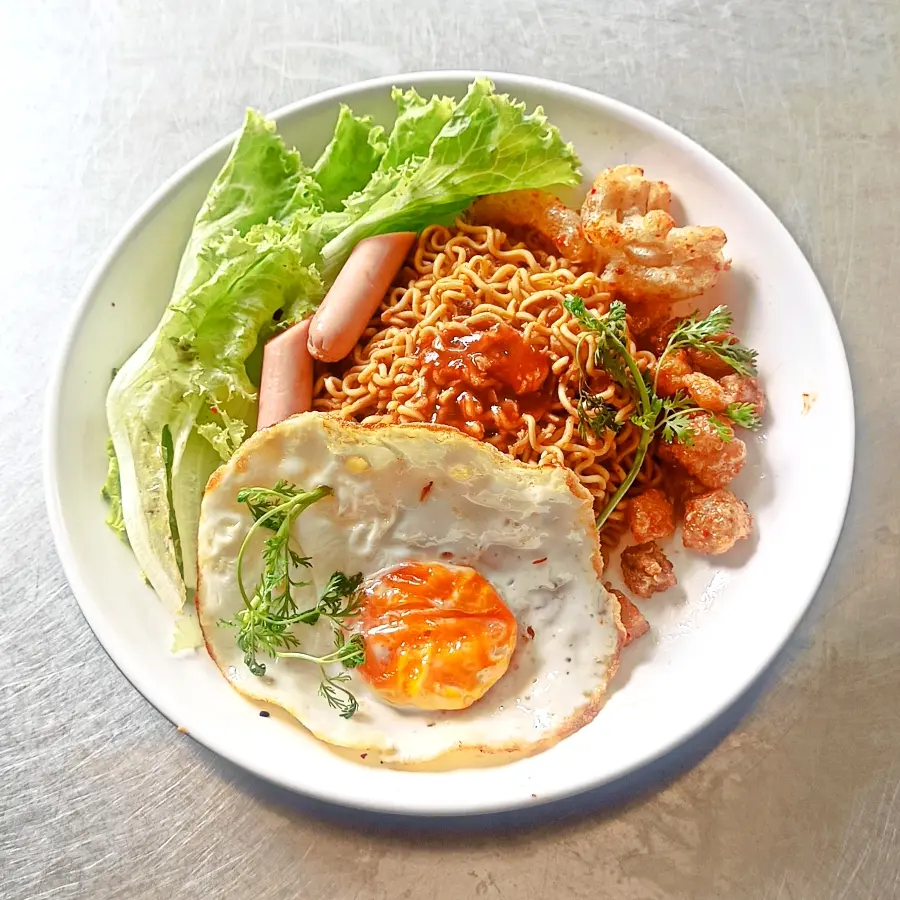 Hình ảnh Mì trộn tép mỡ giòn - da heo giòn - trứng