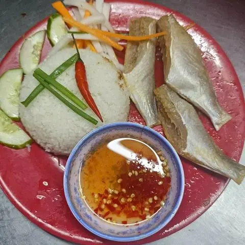 Hình ảnh cơm khô cá lù đù 