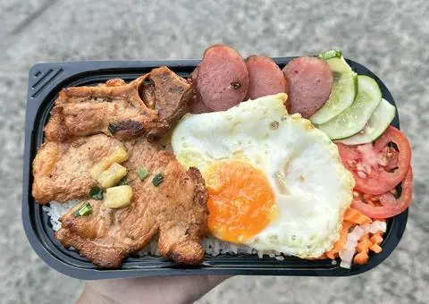 Hình ảnh Cơm sườn trứng ốp la lạp xưởng