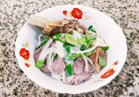 Hình ảnh Bún bò thập cẩm + sườn bò  