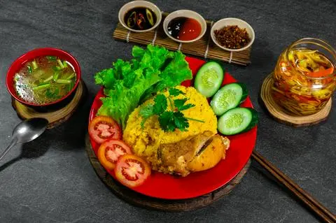 Hình ảnh Cơm gà xối mỡ - má đùi