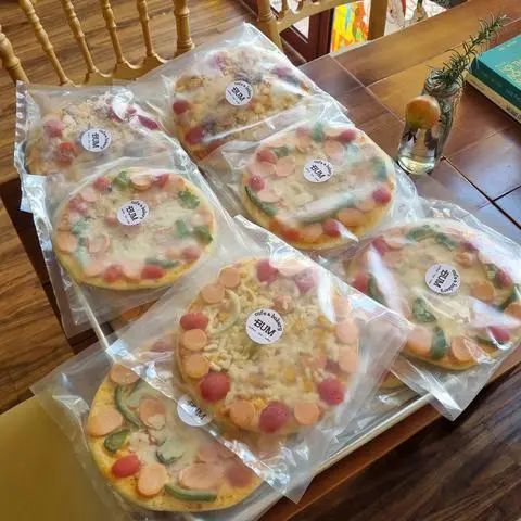 Hình ảnh Pizza xúc xích chưa nướng