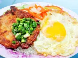 Hình ảnh Cơm sườn bì trứng ốp la 