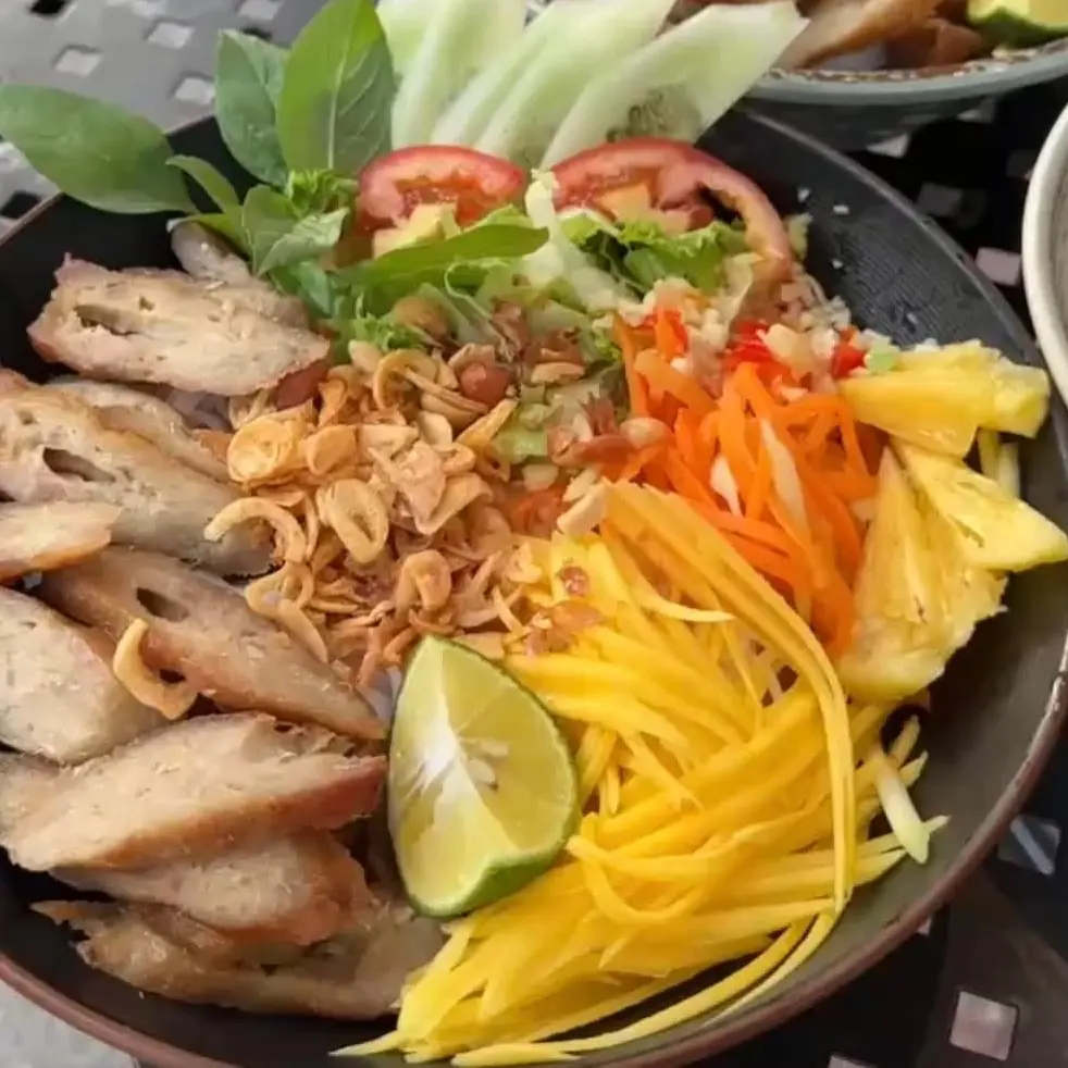 Hình ảnh Bún trộn nem nướng