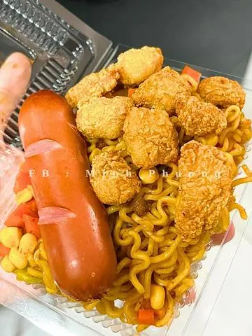 Hình ảnh Mì trộn xúc xích gà 