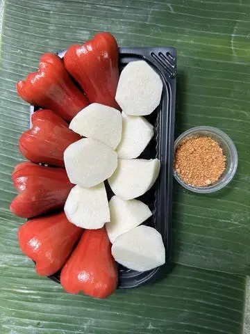 Hình ảnh Mận đỏ mix sắn non ướp lạnh