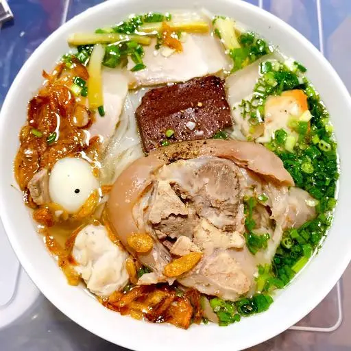 Hình ảnh Hủ tiếu đặc biệt có giò -  mọc- huyết-chả cua-thịt- trứng cút