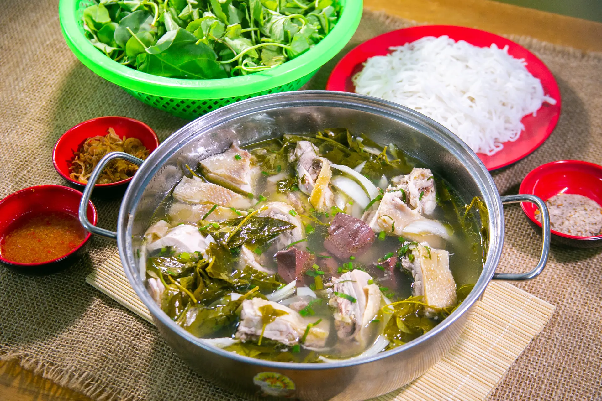 Hình ảnh Lẩu Gà lá Giang - Phần Vừa