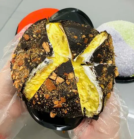 Hình ảnh Bánh sầu riêng vỏ socola hạnh nhân
