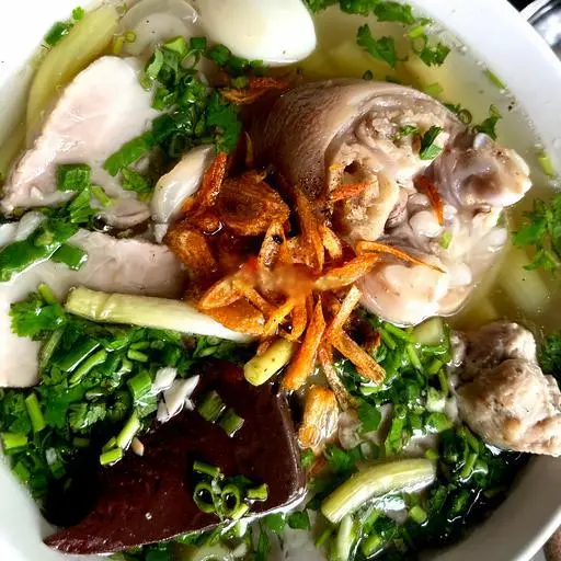 Hình ảnh Nui đặc biệt có giò - mọc -huyết- chả cua-thịt- trứng cút