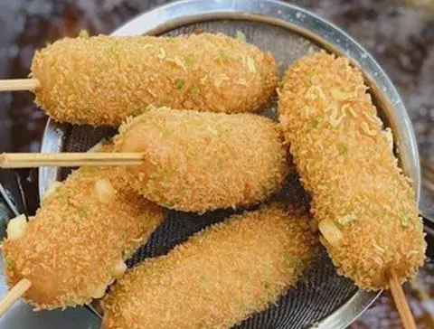 Hình ảnh 2 Cây Xúc Xích phomai tẩm bột xù