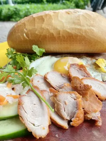 Hình ảnh Bánh mì Pate xá xíu + ốp la 