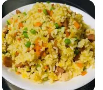 Hình ảnh Cơm chiên trứng xúc xích 