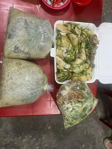 Hình ảnh Gỏi gà nguyên con