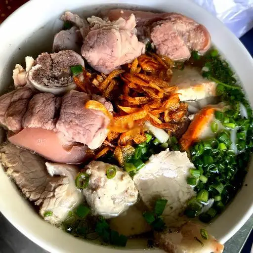 Hình ảnh Bánh canh đặc biệt có giò - mọc -huyết- chả cua-thịt- trứng cút