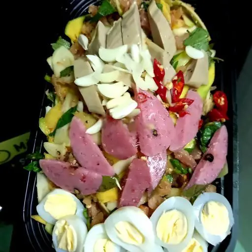 Hình ảnh Tré trộn chả nêm trứng cút phồng tôm phần lớn đặc biệt - ly trà tắc không lồ