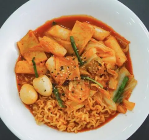 Hình ảnh Tokbokki ( bánh gạo cay Trứng cút + Chả Cá Hàn Quốc