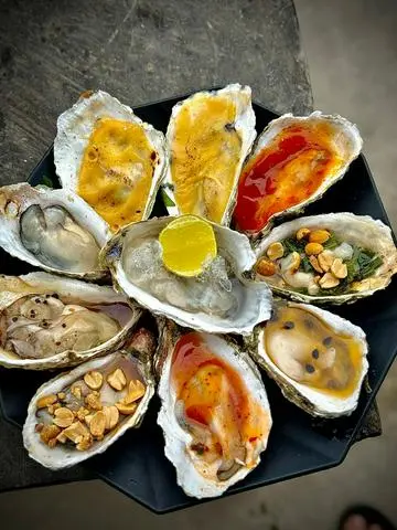 Hình ảnh hàu nướng phô mai, mắm tỏi. bơ cay, chanh dây, mỡ hành, bơ tỏi, xốt tiêu