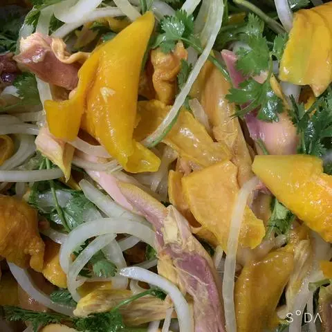 Hình ảnh Gỏi Gà Ủ Muối Nửa Con 