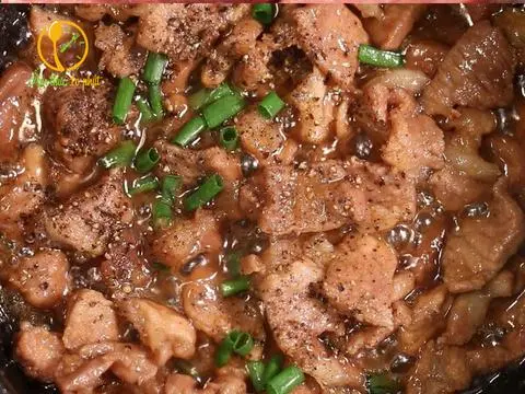 Hình ảnh Cơm Thịt Nạt Dăm Kho Tiêu Hành
