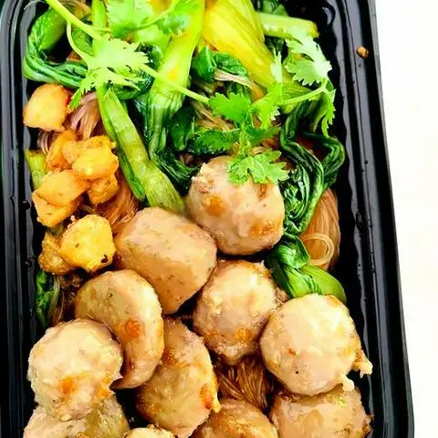 Hình ảnh Mì trộn bò viên lắc mắm tỏi - trứng lòng đào