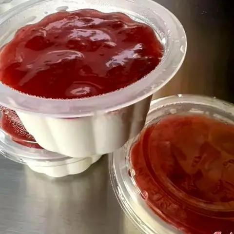 Hình ảnh Panna cotta dâu hộp 100ml