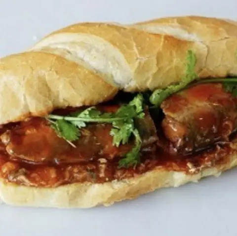 Hình ảnh bánh mì cá hộp