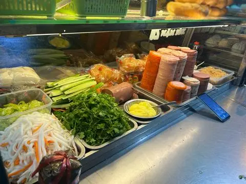 Hình ảnh Bánh mì thịt chả 