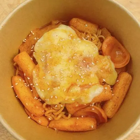 Hình ảnh Tokbokki Mì Phủ Phô Mai Sốt Cay Hàn Quốc