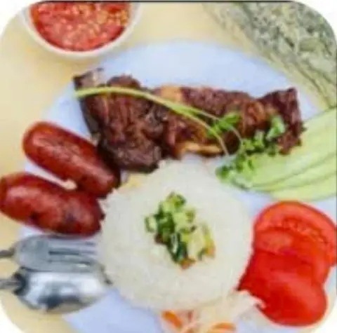 Hình ảnh cơm tấm lạp xưởng và trứng ốp la 