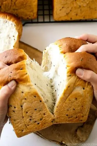 Hình ảnh Sourdough shokupan mè đen và hạt lanh