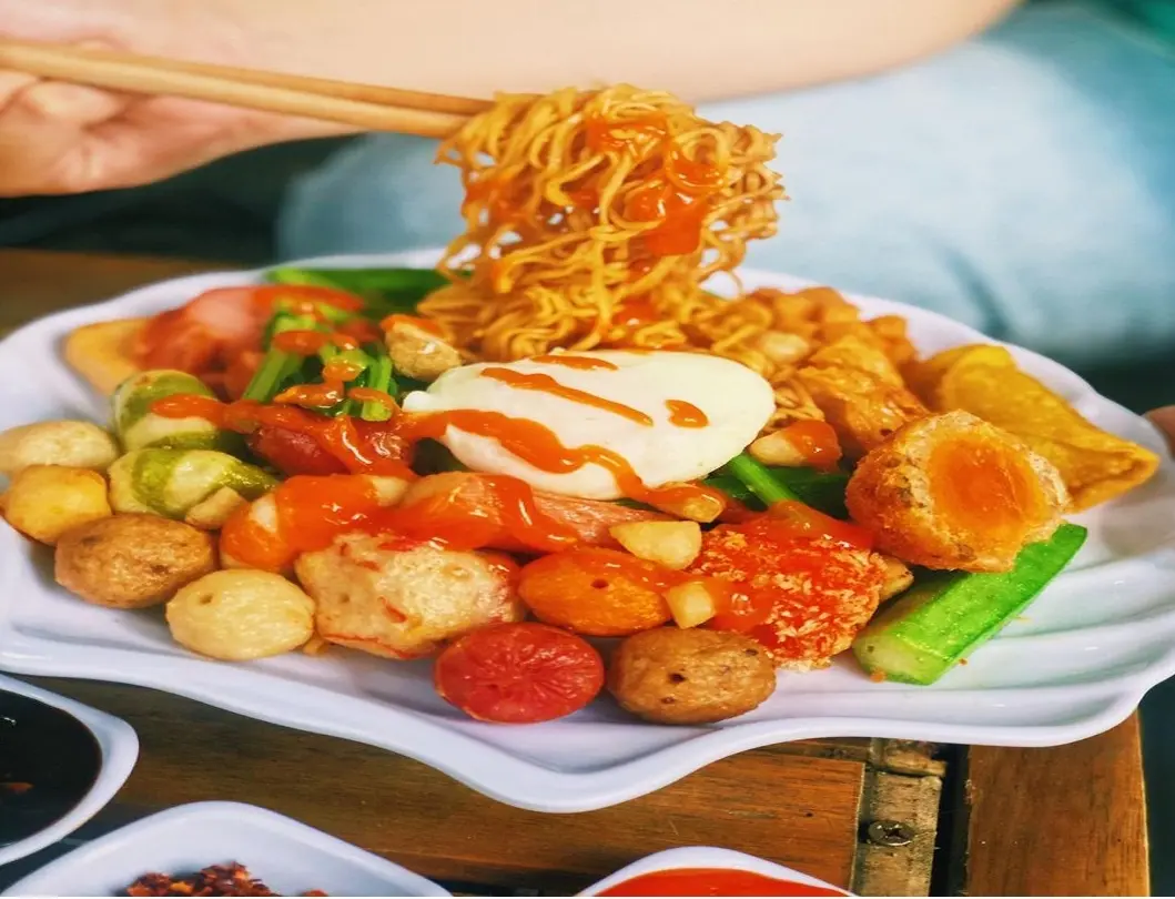 Hình ảnh Mì cay trộn cá viên chiên