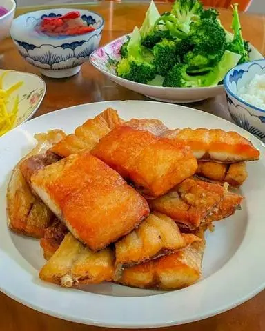 Hình ảnh Cơm khô cá dứa một nắng chiên 
