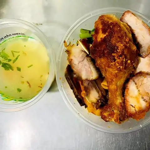 Hình ảnh Mì trộn thập cẩm canh trứng lòng đào