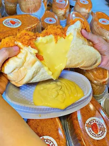 Hình ảnh Bánh mì sốt trứng muối tan chảy