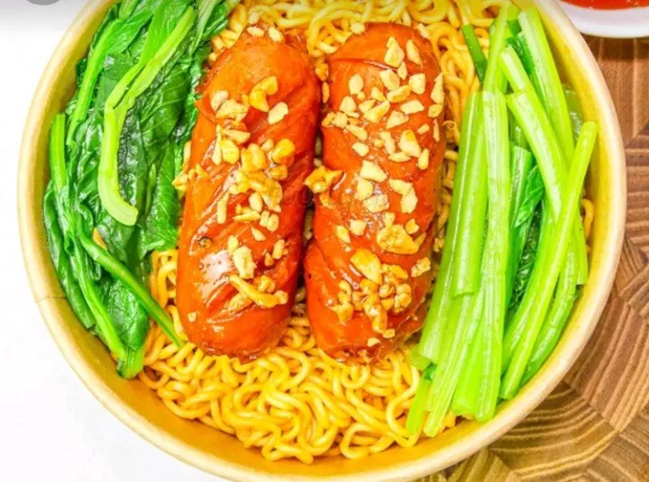 Hình ảnh Mì Trộn Xúc Xích Mắm Tỏi