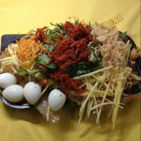 Hình ảnh Bánh tráng trộn truyền thống full topping