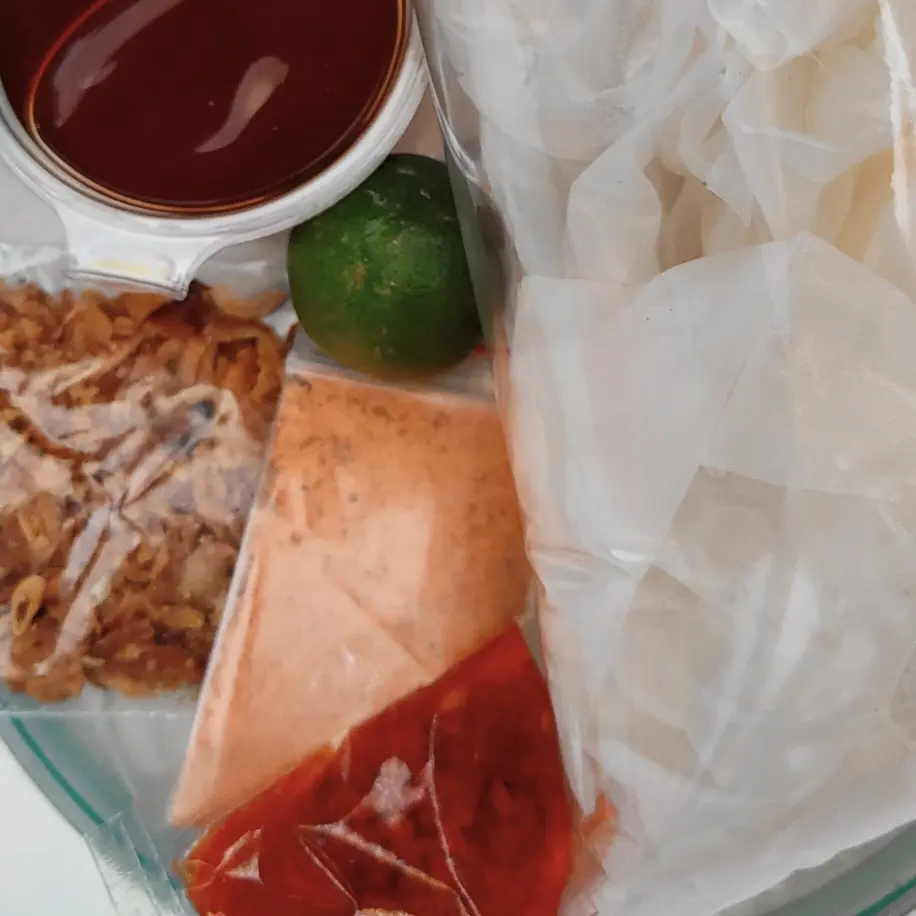 Hình ảnh bánh tráng chấm sốt chanh dây 