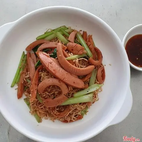 Hình ảnh Mì xào xúc xích