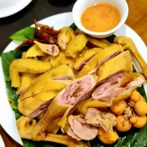 Hình ảnh Gà ủ muối nguyên con đầy đủ ôm trứng chặt sẵn(ăn nóng,Kèm rau dưa - nước chấm thần thánh