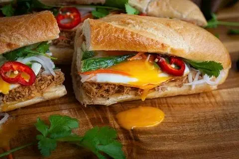 Hình ảnh Bánh mì trứng ốp la (2 trứng)