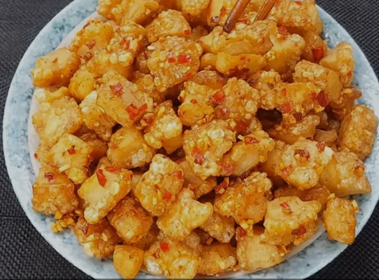 Hình ảnh Tóp mỡ mắm tỏi giòn rụm