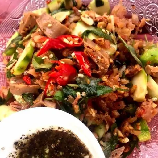 Hình ảnh Tré trộn chả kèm bịch phồng tôm