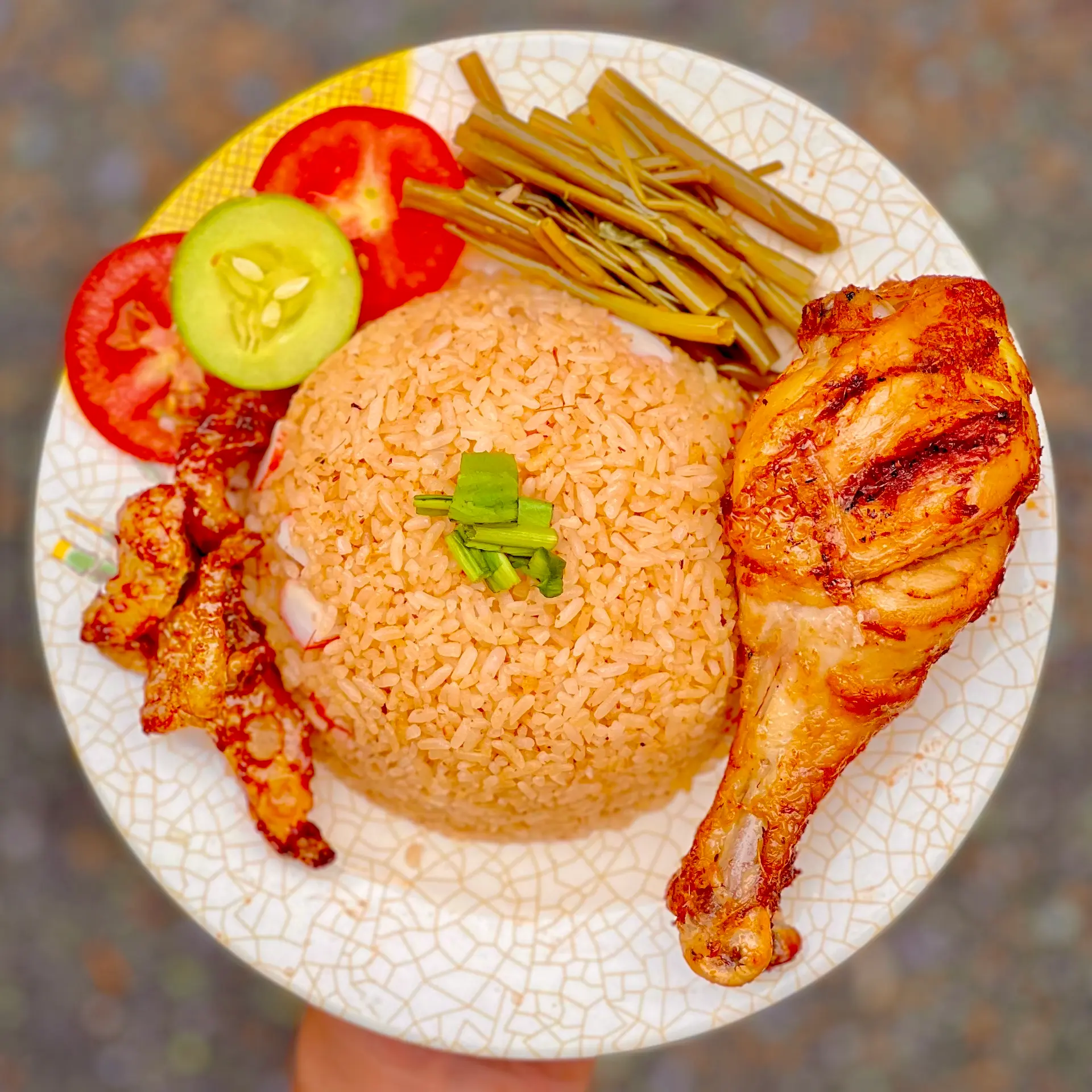 Hình ảnh Cơm Gà phủ sốt TomYum Đùi Tỏi Lớn